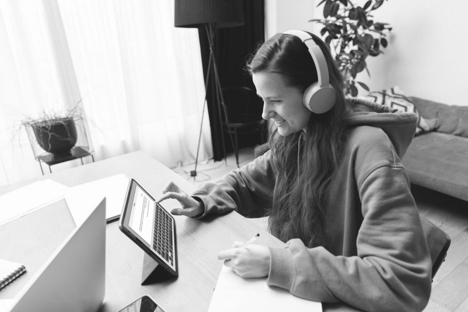 Moderne Büroausstattung mit Computer und Finanzunterlagen